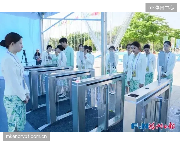 大型体育赛事入场安检环节，人脸识别系统的部署使得单一通道的通行效率从每分钟25人提升至60人